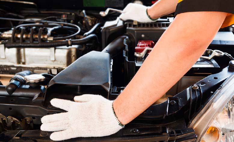 Cómo limpiar los bornes de una batería de carro